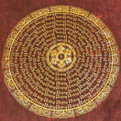 Zeigt ein rotes T-Shirt mit Mandala aus Om Mani Padme Hum Mantra