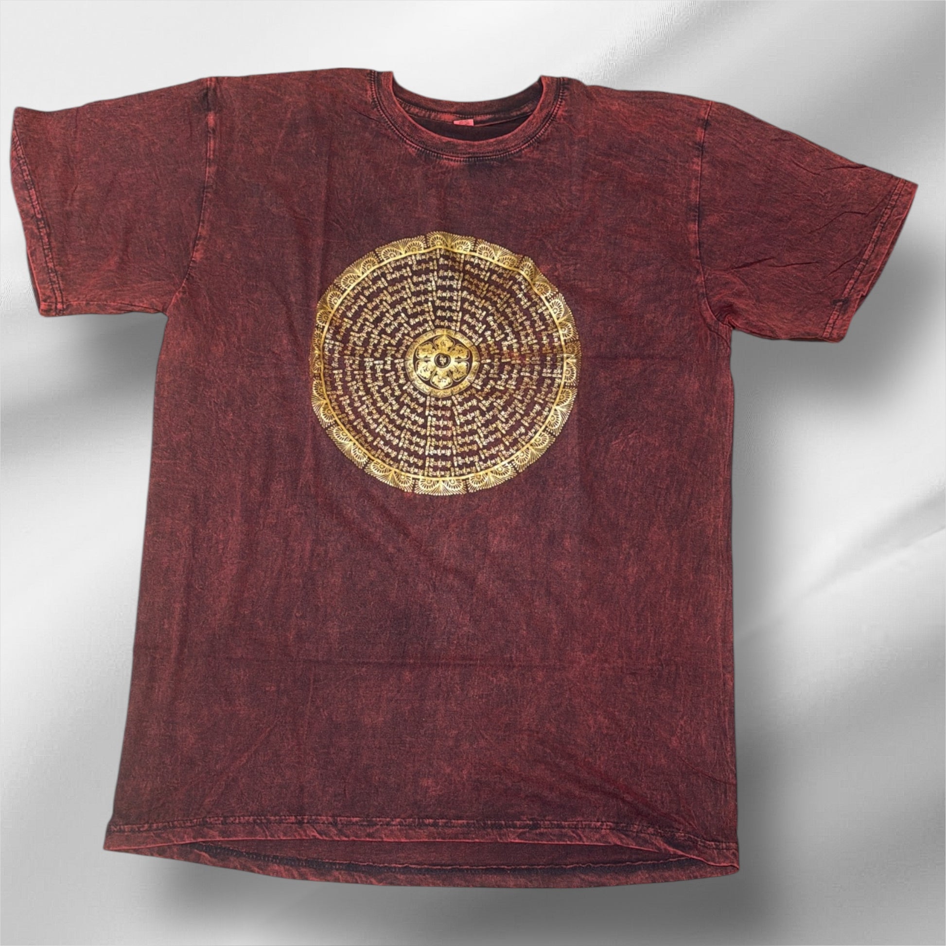 Es zeigt ein rotes T-Shirt mit Mandala aus Om Mani Padme Hum Mantra
