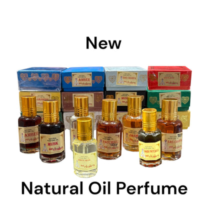 Zeigt eine Kollektion aus verschiedene Ölparfum mit weisser Hintergrund.