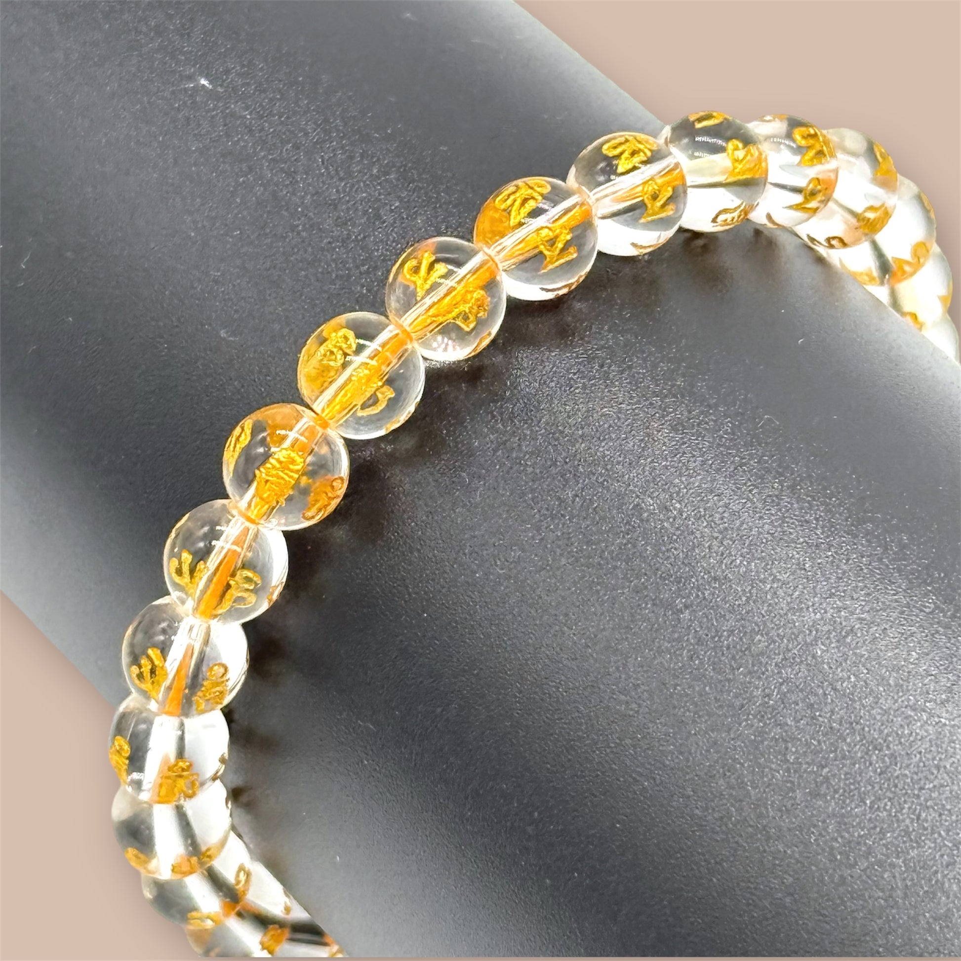 zeigt ein Kristallarmband auf einer Rolle mit schwarzem Hintergrund