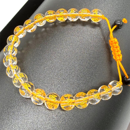 Goldenes Kristallarmband auf schwarzem Papierrollenhintergrund