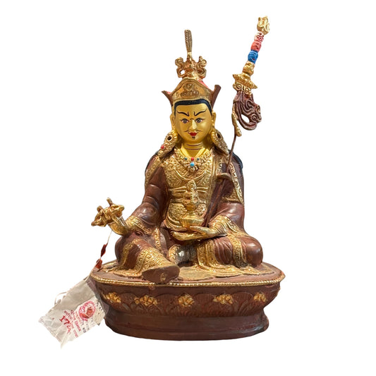 Rückansicht der handgefertigten Padmasambhava-Statue aus Nepal mit Gewanddetails