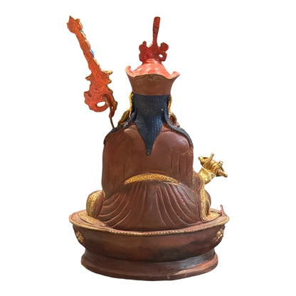 Handgefertigte Padmasambhava-Statue aus Nepal, sitzende Guru-Rinpoche-Figur von vorn