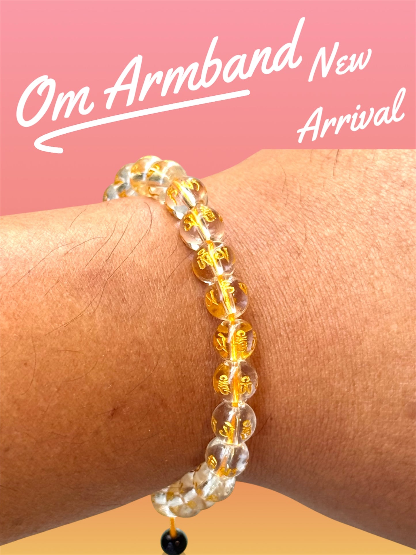 eine Hand, die ein Kristallarmband trägt und zeigt, mit dem Titel “Om Armband,  Neuankömmling“