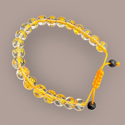 Goldenes Kristall Armband auf beigem Hintergrund