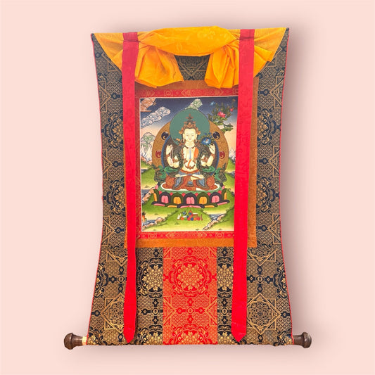 Chenrezig Thangka – Avalokiteshvara mit Brokat, 81 × 65 cm