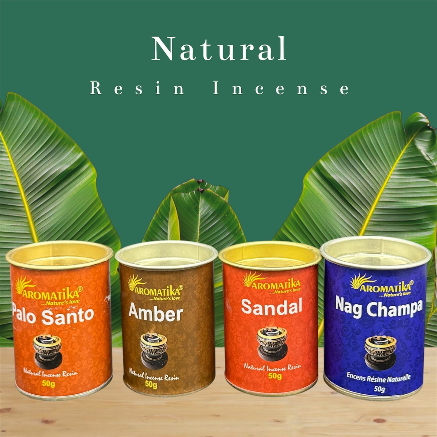 Hier sieht mann verschiedene Räucherwerk wie Palo Santos, Bernstein, Sandal und Nagchampa mit Palmenblättern im Hintergrund 