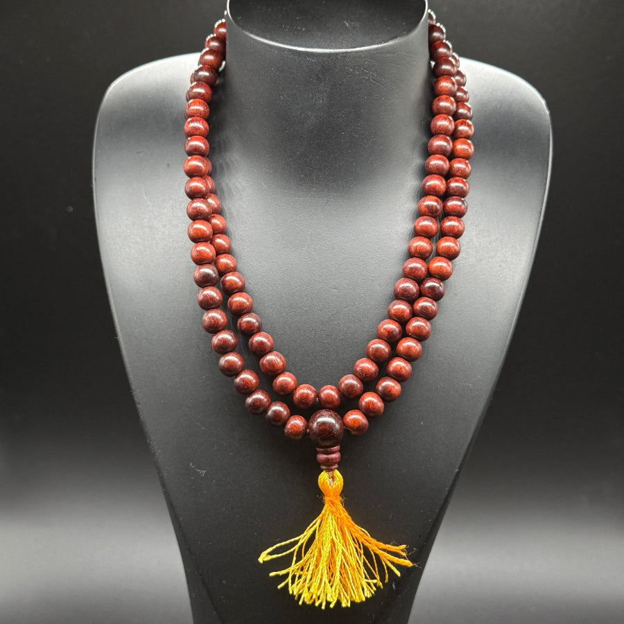 Gebetskette aus Rosenholz auf einen Schwerzen Schmuckständer