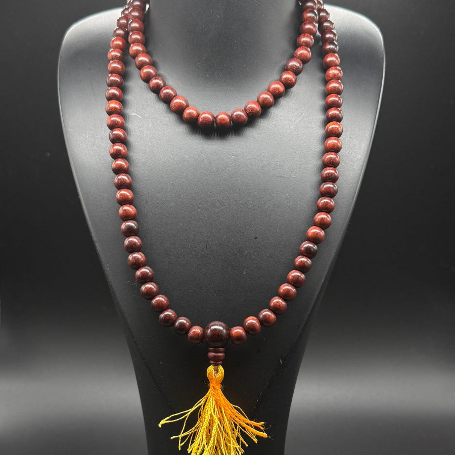 Gebetskette aus Rosenholz auf einen Schwerzen Schmuckständer