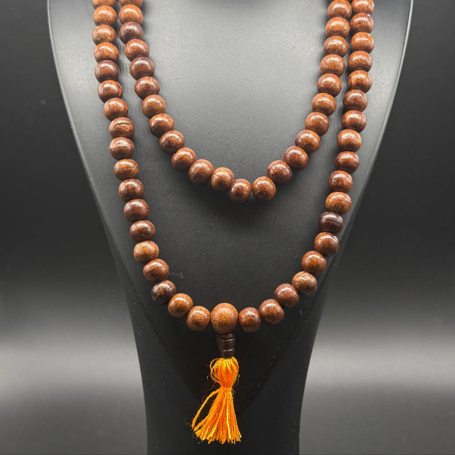 Gebetskette aus Rosenholz auf einen Schwerzen Schmuckständer