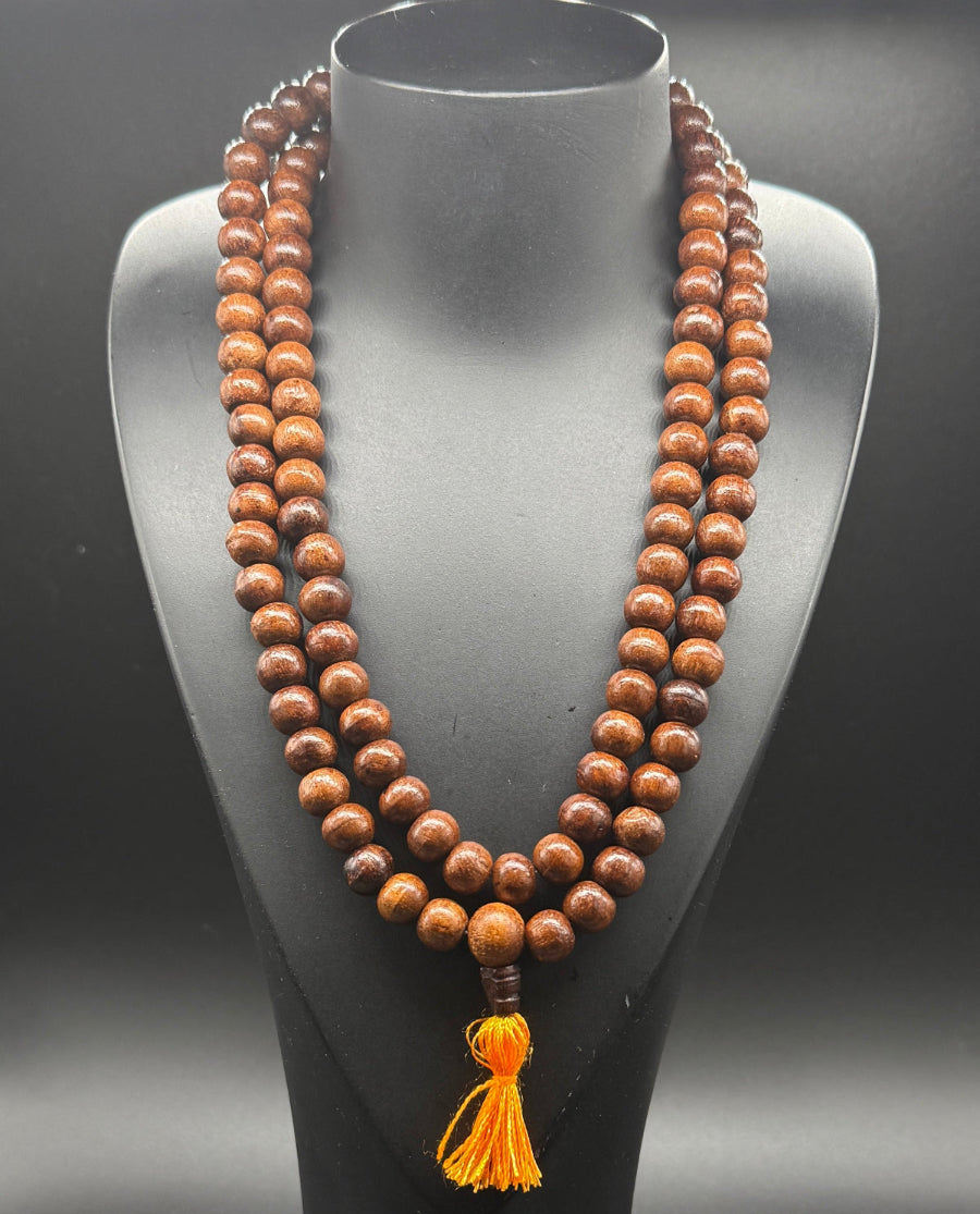 Gebetskette aus Rosenholz auf einen Schwerzen Schmuckständer