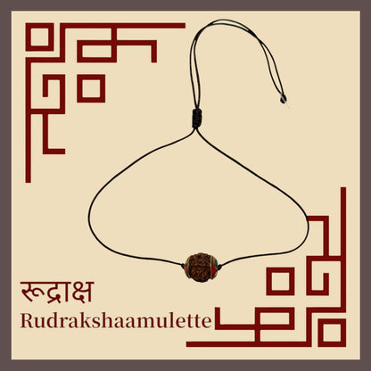 Rudraksha-Amulett mit 5-Mukhi-Perle an schwarzer verstellbarer Kordel, Produktansicht mit Schriftzug