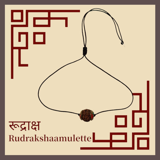 Rudraksha-Amulett mit 5-Mukhi-Perle an schwarzer verstellbarer Kordel, Produktansicht mit Schriftzug