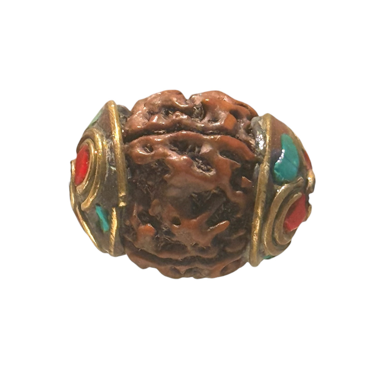 Detailansicht der 5-Mukhi-Rudraksha-Perle mit Messingfassung und roten sowie grünen Seitensteinen