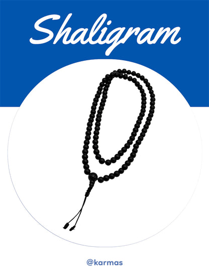 Shaligram 108 Mala, schwarze Farbe, auf einem Plakat mit blauem Hintergrund