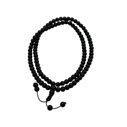 Shaligram 108 Mala, Schwarz auf einem weißen Hintergrund