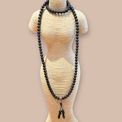 Shaligram 108 Mala, Schwarz auf eine Schmuckpuppe