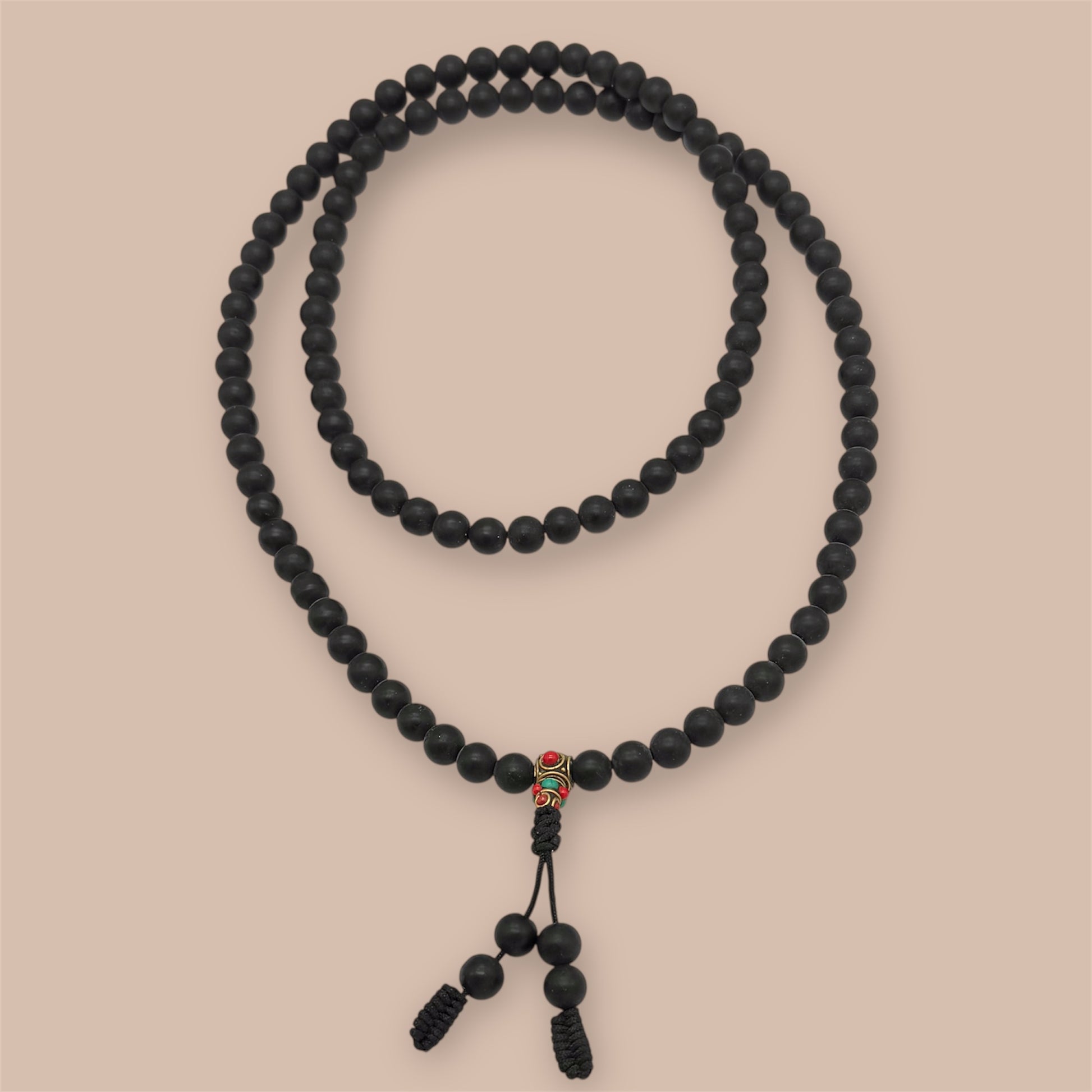 Shaligram 108 Mala, Schwarz auf einem beigen Hintergrund
