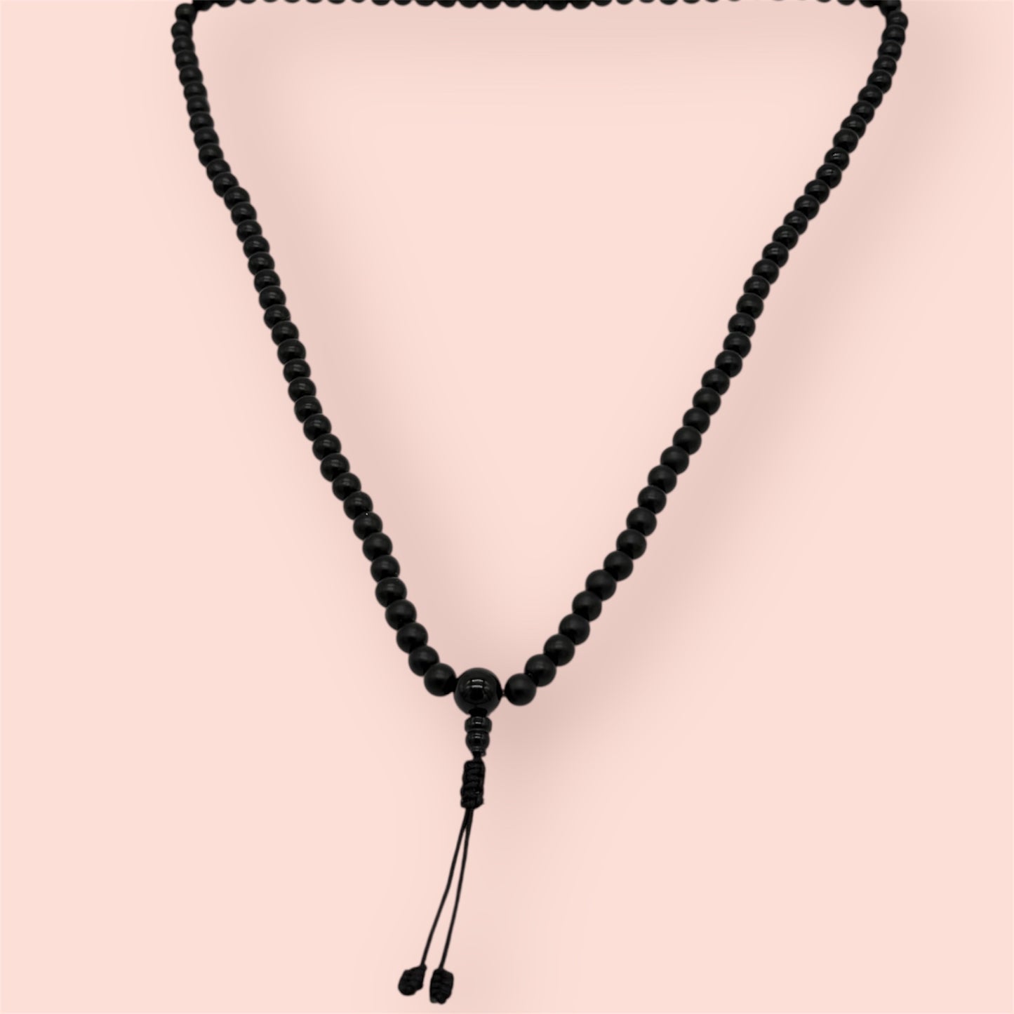 Shaligram 108 Mala, Schwarz auf einem beigen Hintergrund