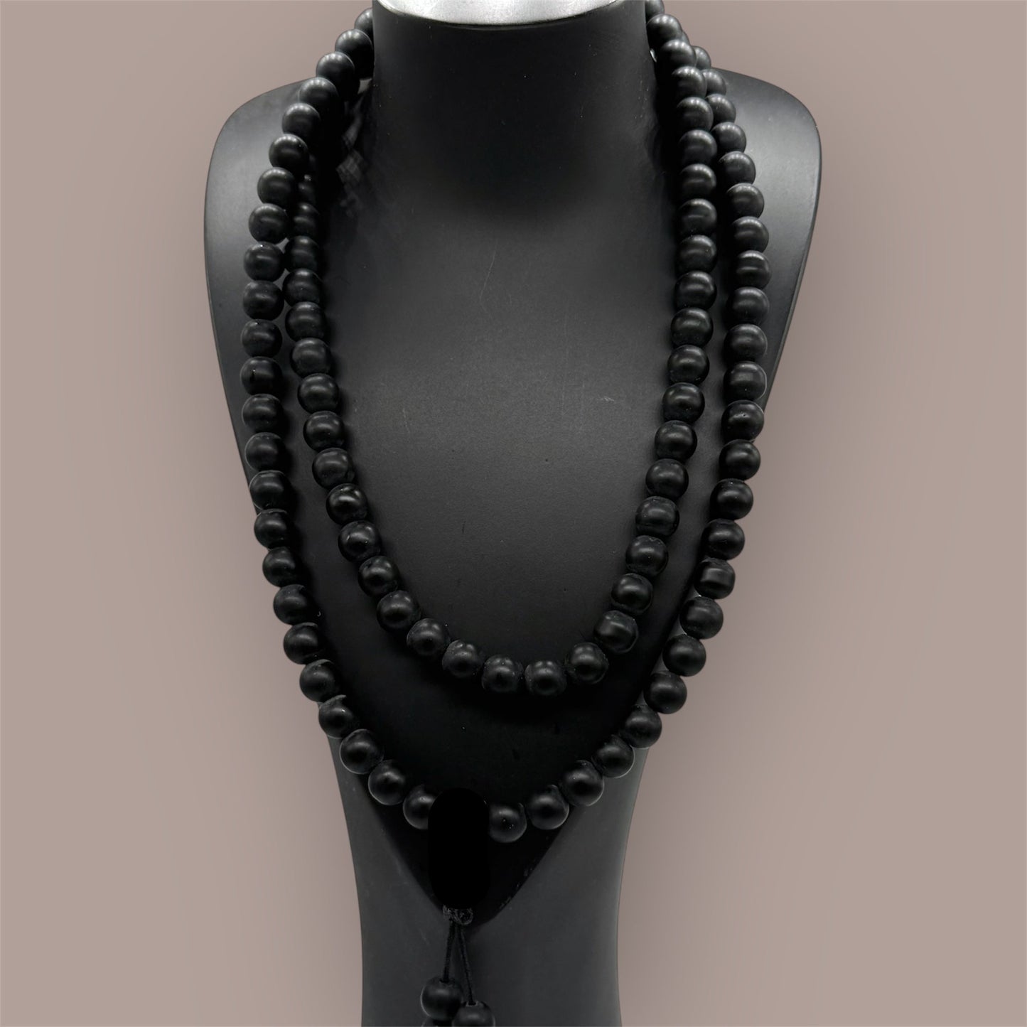 Shaligram 108 Mala, Schwarz auf einem Schwarzen Schmuckständer