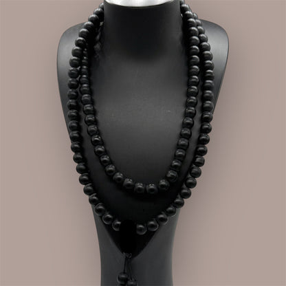 Shaligram 108 Mala, Schwarz auf einem Schwarzen Schmuckständer