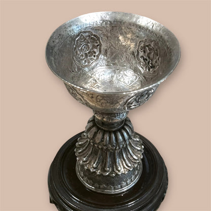 Eine antike Butterlampe aus Silber Auf einem Sockel