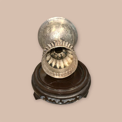 Foto einer Butterlampe, liegendes Foto, das den unteren Innenbereich einer Butterlampe zeigt.