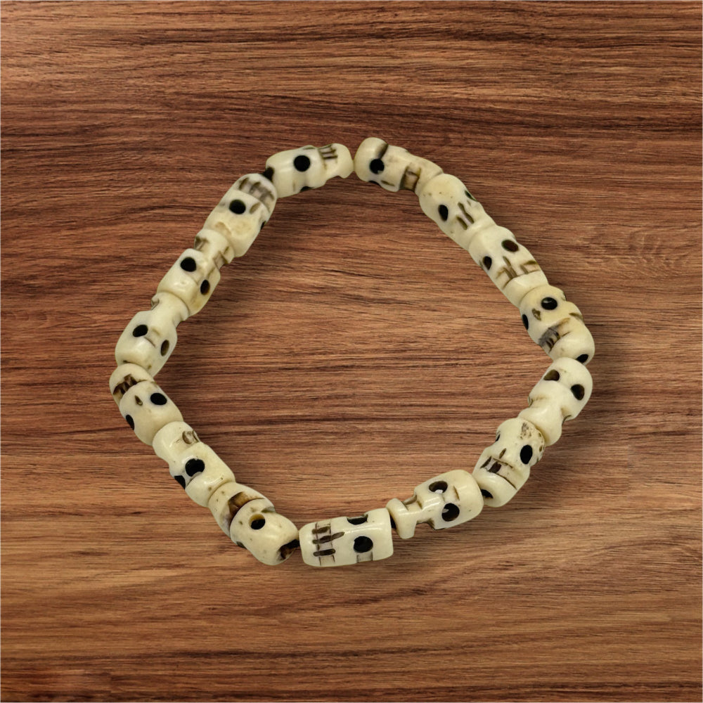 Totenkopf-Armband – Handgeschnitzte Beads im Tribal-Style