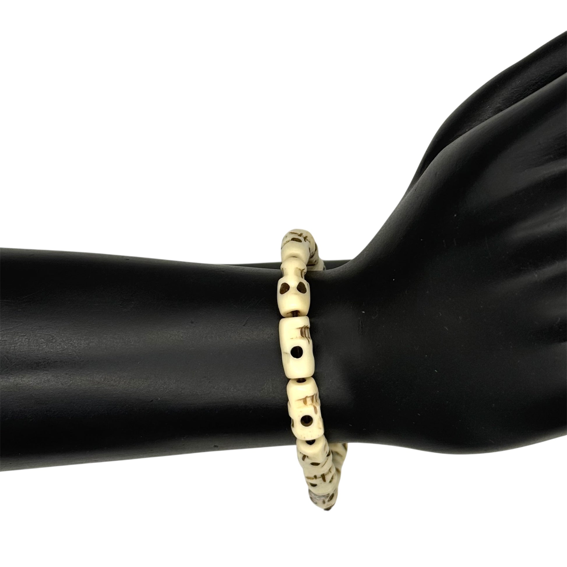 Totenkopf-Armband – Handgeschnitzte Beads im Tribal-Style