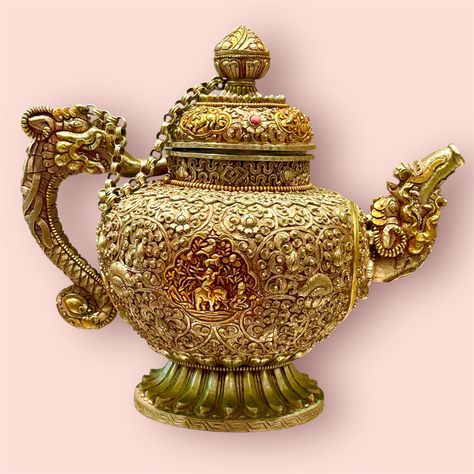 Teekanne aus weißem Metall mit geschnitzten Motiven