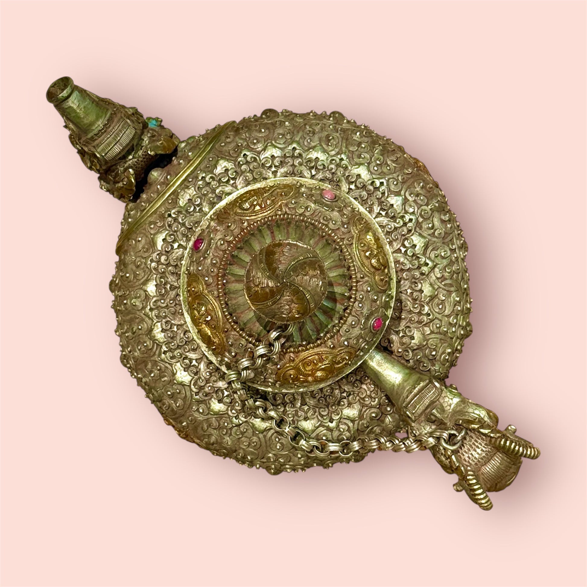 Teekanne aus weißem Metall mit geschnitzten Motiven