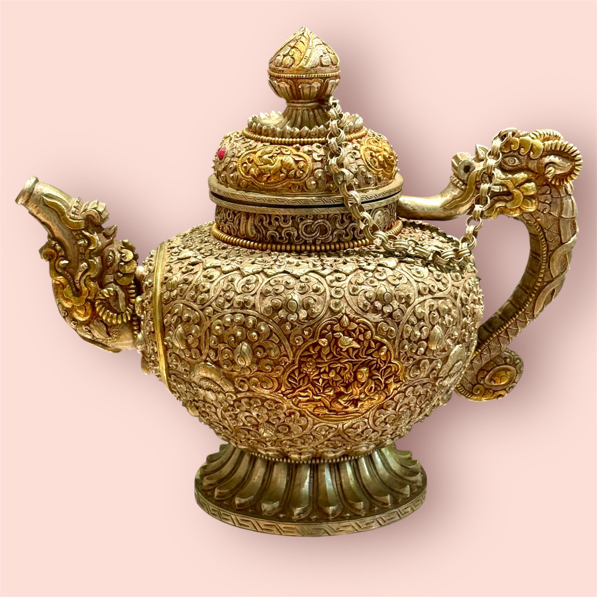 Teekanne aus weißem Metall mit geschnitzten Motiven