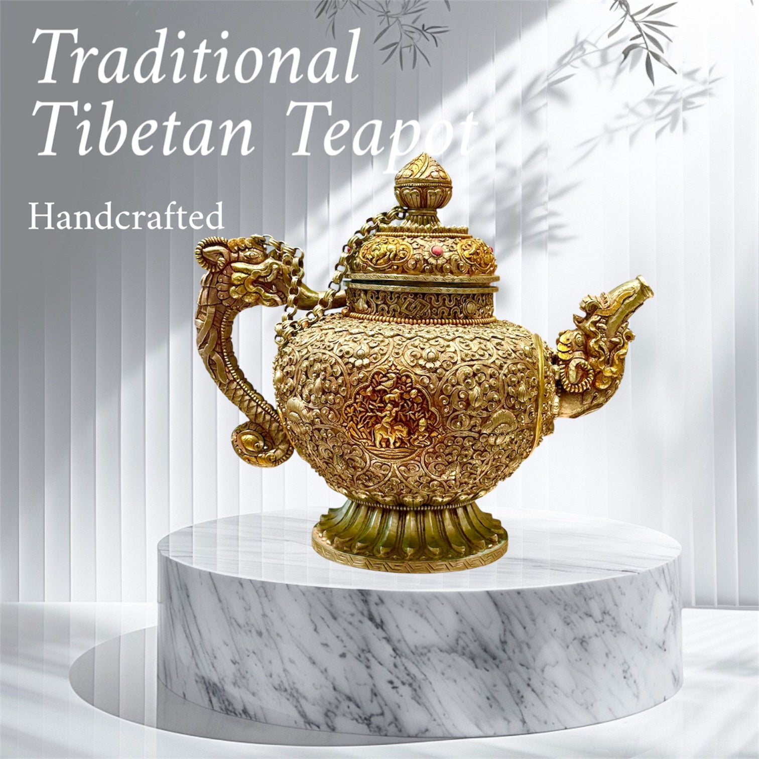 Teekanne aus weißem Metall mit geschnitzten Motiven