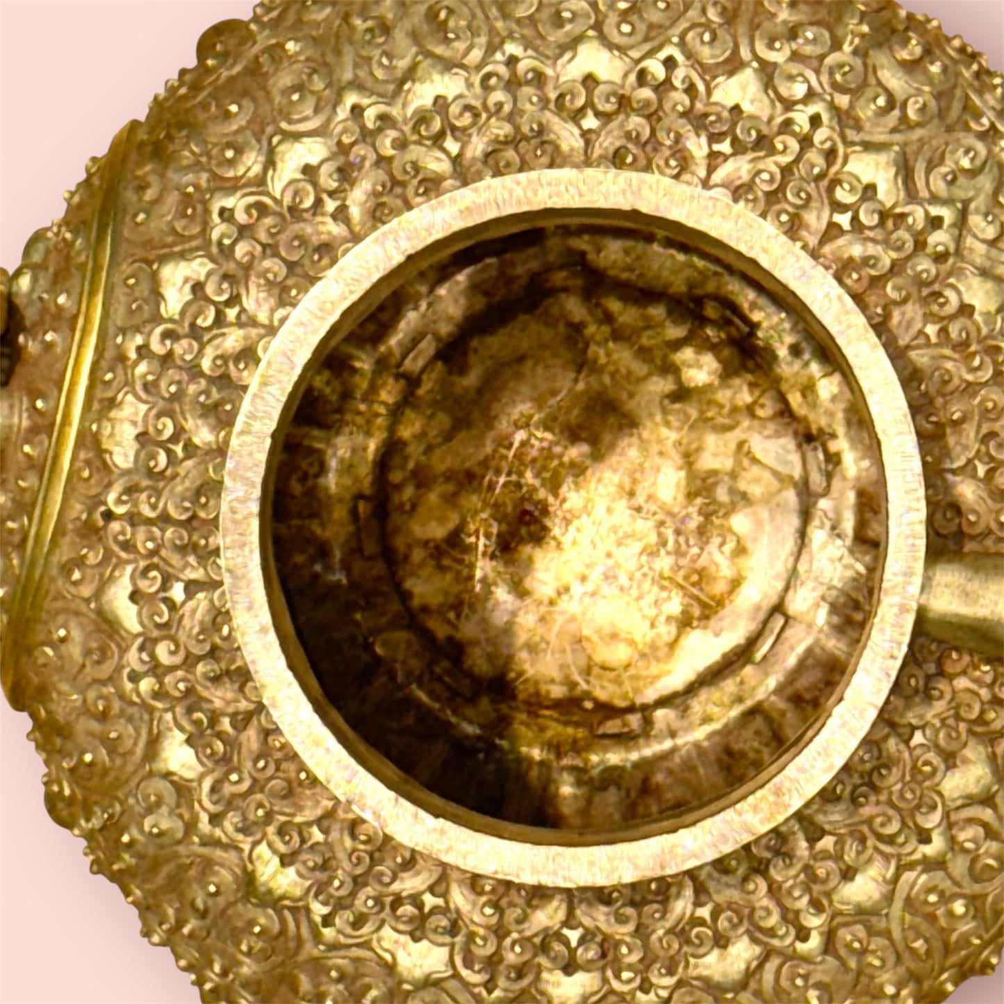 Teekanne aus weißem Metall mit geschnitzten Motiven