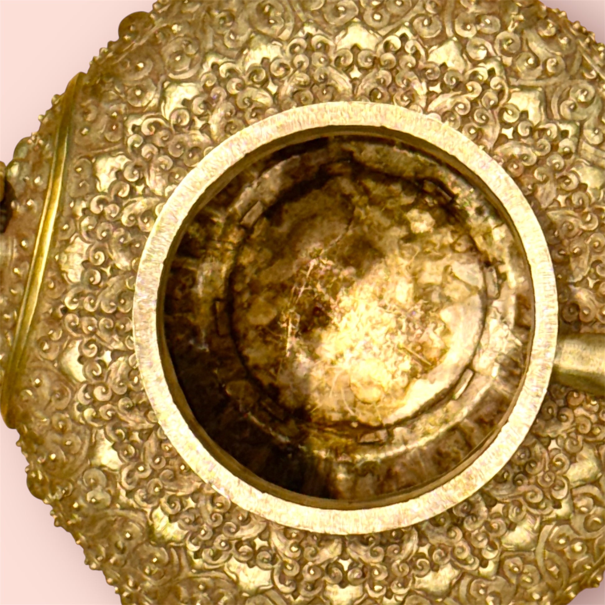 Teekanne aus weißem Metall mit geschnitzten Motiven