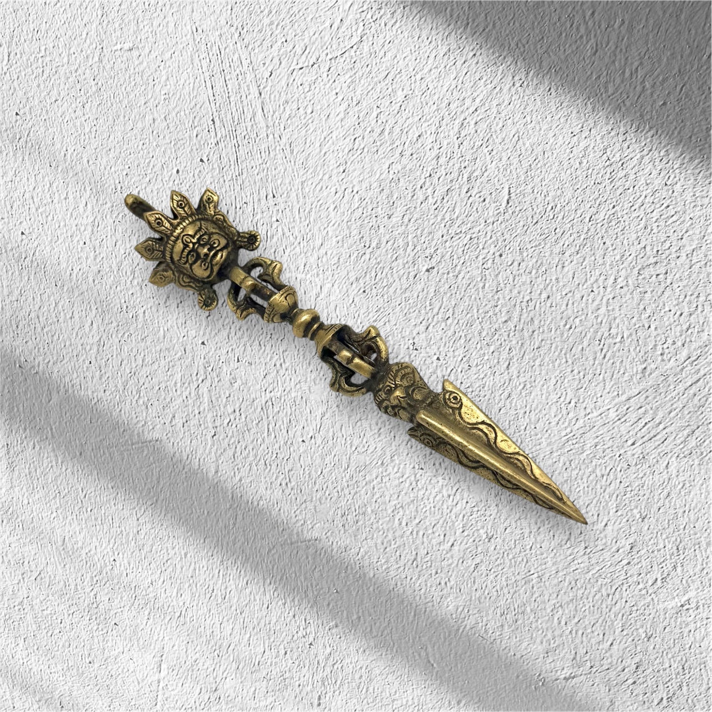 Tibetischer Phurpa-Ritualdolch aus messing.