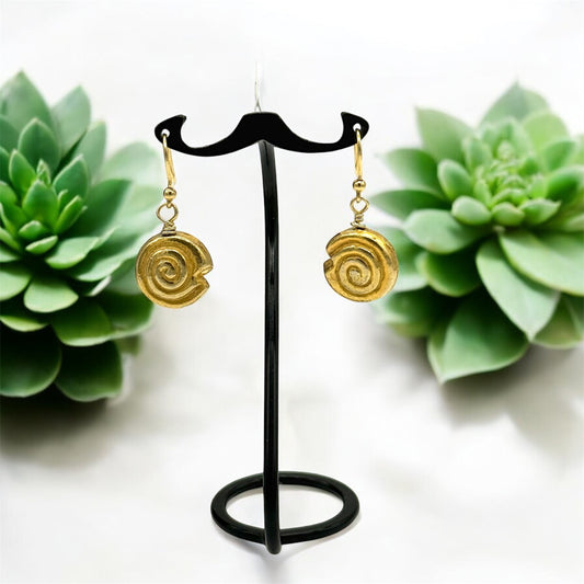 Vergoldete Ohrhänger in Spiralform
