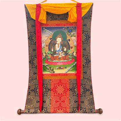 Vajrasattva (Dorje Sempa) auf einem rosa Lotusthron mit grünem Heiligenschein und goldfarbenem Hintergrundornament.