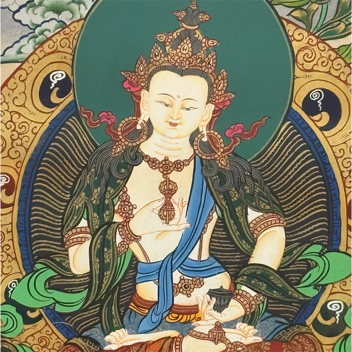 Detail von Vajrasattva mit verzierter Krone, Vajra vor der Brust, Glocke in der linken Hand und blauem Gewandband.