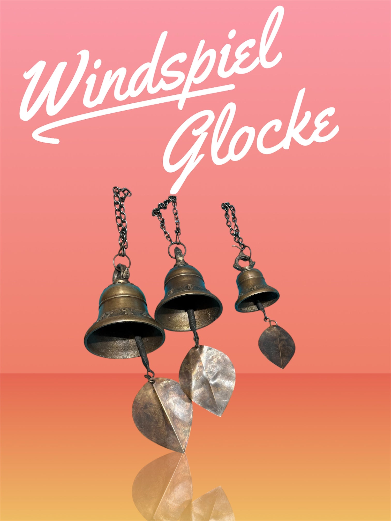 Windspiele in Glockenform aus Messing in drei Größen hängen in der Luft mit rosa Hintergrund