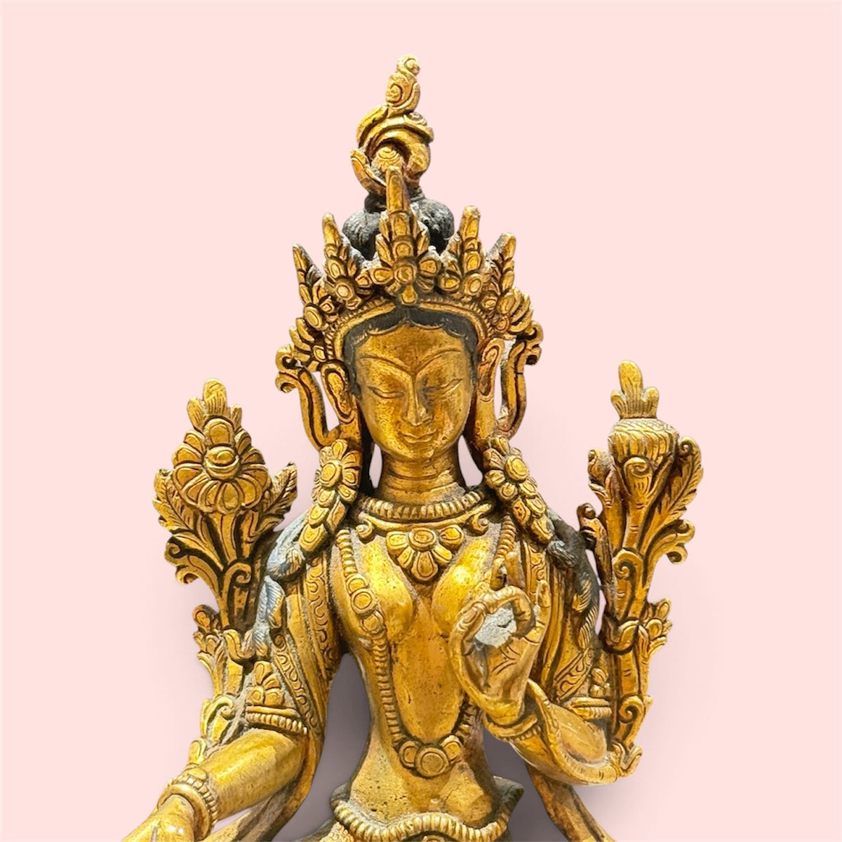 Grüne Tara Statue, Detailaufnahme von Gesicht, verzierter Krone und Blütenmotiven