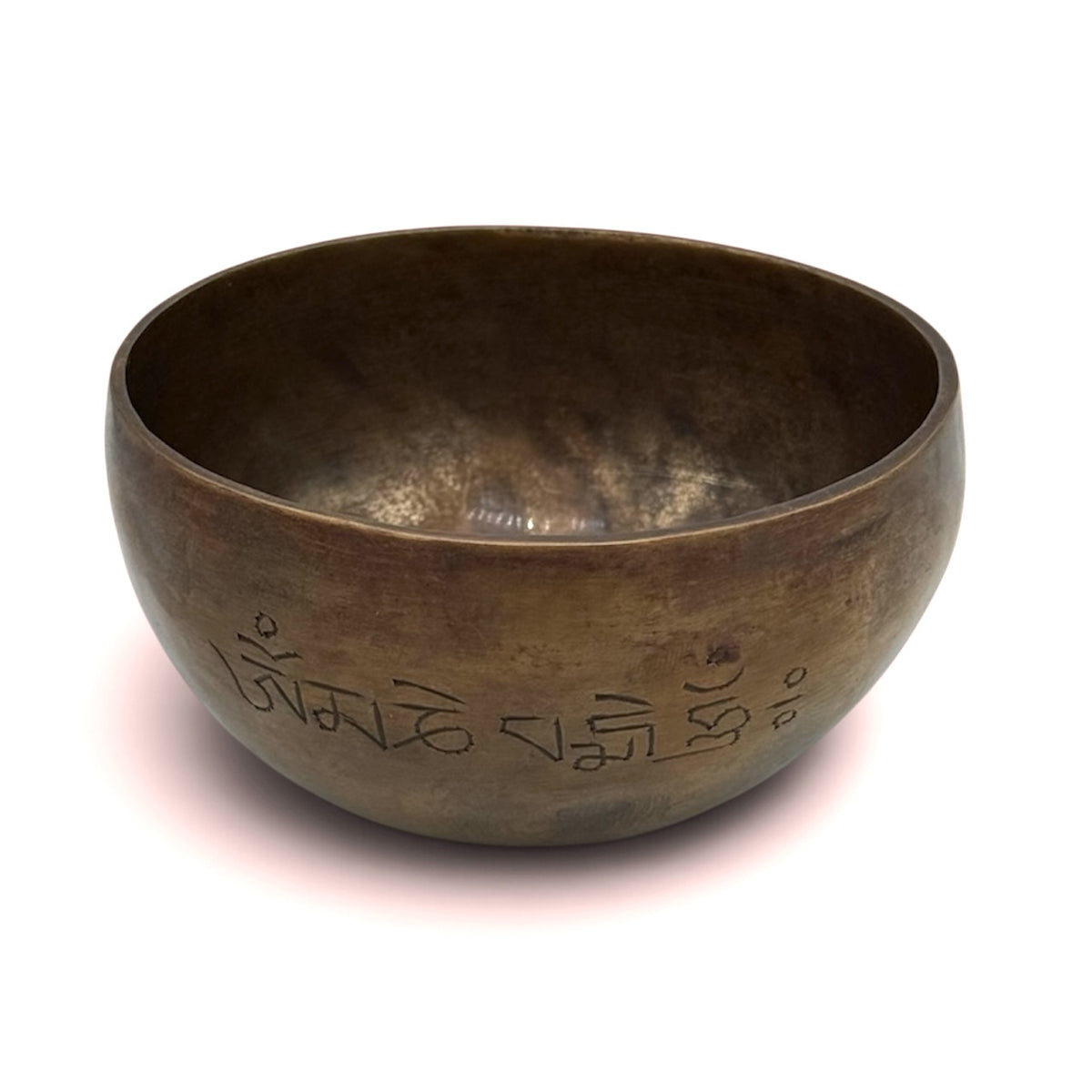 Mantra-Vorderseite: Handgefertigte Kehlchakra Klangschale Viśuddha mit dunkler Oberfläche und graviertem Mantra
