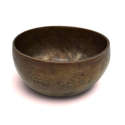 Mantra-Vorderseite: Handgefertigte Kehlchakra Klangschale Viśuddha mit dunkler Oberfläche und graviertem Mantra
