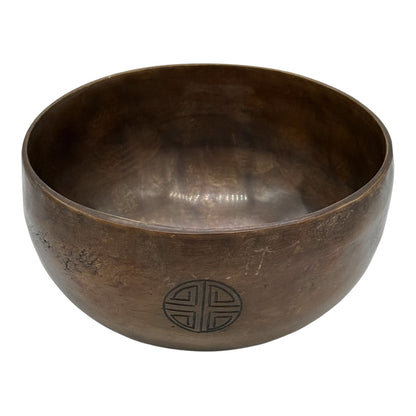 undes Symbol: Dunkle Om Mani Padme Hum Klangschale mit rundem graviertem Symbol auf der Vorderseite