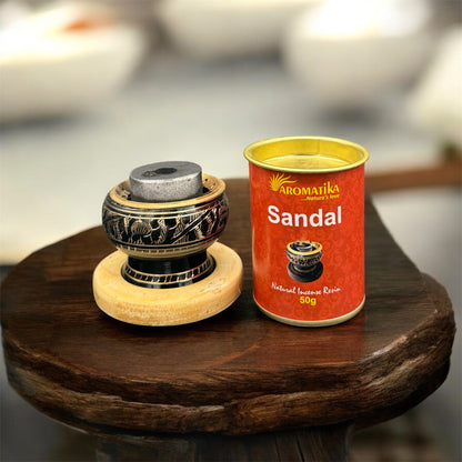 Edler Räucherholzbrenner aus Metall mit Holzsockel und hochwertiger Räucherkohle.